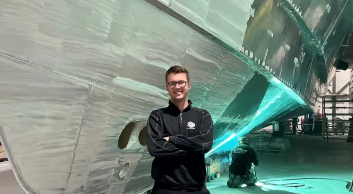 Bastiaan Brandsma (20) heeft van zijn hobby zijn werk én studie gemaakt. Naast een baan in de scheepsbouw bij Next Generation Shipyards volgt hij de associate degree Maritieme Techniek duaal.